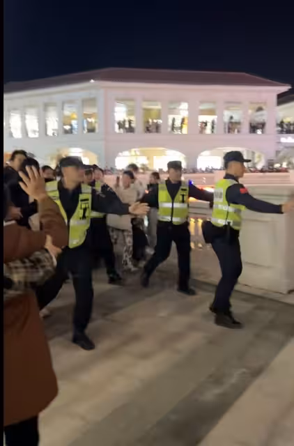 TVB已婚視帝廣州人氣爆棚!遭粉絲圍堵7 位保安護送!網友:太誇張了