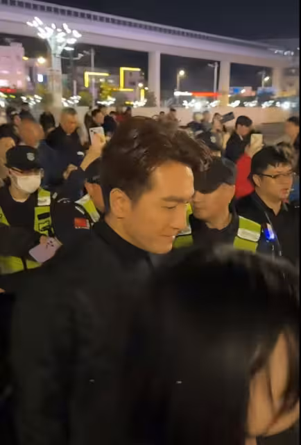 TVB已婚視帝廣州人氣爆棚!遭粉絲圍堵7 位保安護送!網友:太誇張了