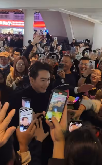 TVB已婚視帝廣州人氣爆棚!遭粉絲圍堵7 位保安護送!網友:太誇張了