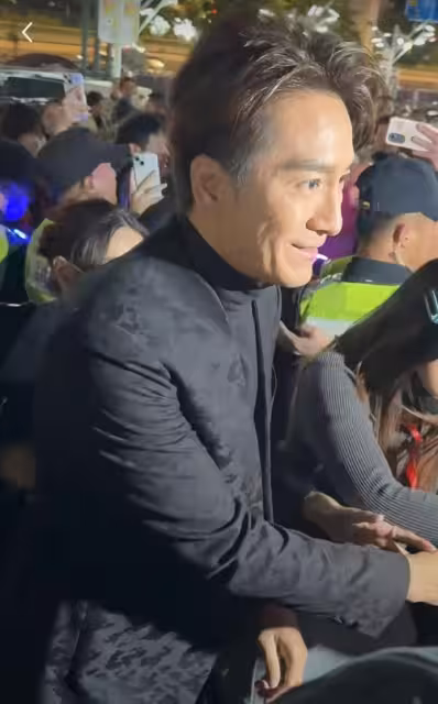 TVB已婚視帝廣州人氣爆棚!遭粉絲圍堵7 位保安護送!網友:太誇張了