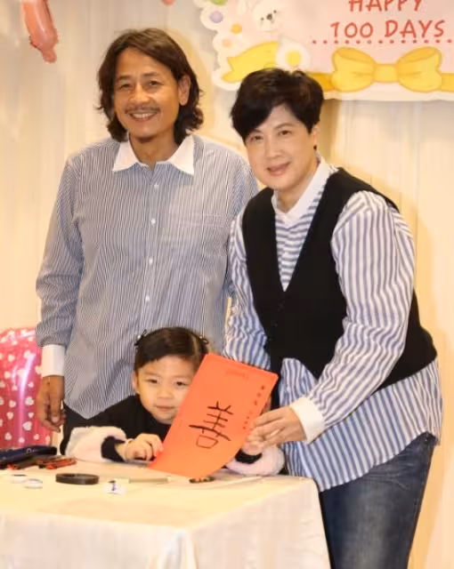 58歲TVB男星為二女兒辦百日宴!58歲太太豪言想再生第三胎!自稱狀態還不錯