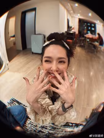 郭碧婷罕曬6美照「撞臉向太」 網友看傻:第一眼以為是婆婆
