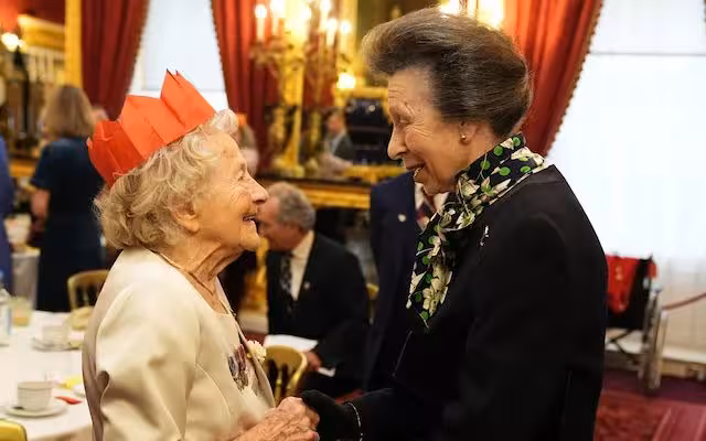 安妮公主悄然開啟聖誕季,熱聊101歲女兵獲贊王室支柱!