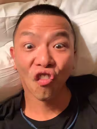 小鬼42歲冥誕!《玩很大》PO私藏鬼臉照:一樣好想你…萬人淚贊
