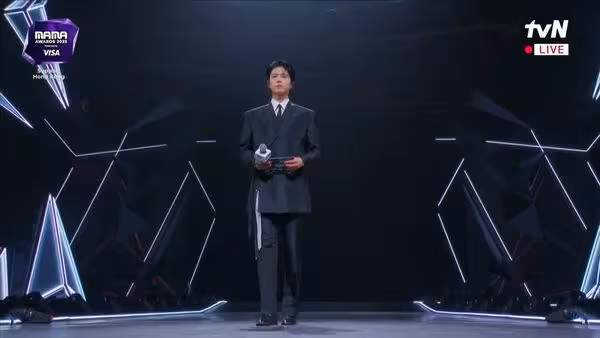 快訊／MAMA照常直播！朴寶劍全身黑現身　紅眼眶哀悼：盼不再有傷亡