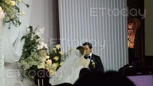 獨/美到像拍電影! 邱澤、許瑋寧「閉眼深吻」內部照曝光 賓客:好感動