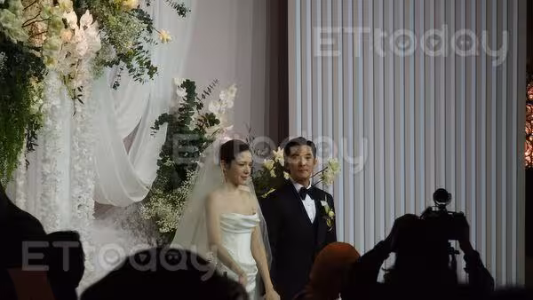 獨/美到像拍電影! 邱澤、許瑋寧「閉眼深吻」內部照曝光 賓客:好感動