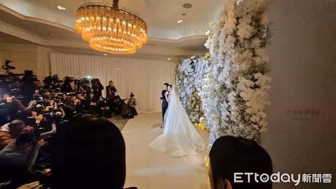 戲演太多!邱澤許瑋甯真結婚「試婚紗竟笑場」:像有攝影機在拍