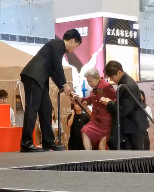 91歲TVB老戲骨疑低調離巢！官網遭除名！早前摔倒住院後仍拄拐杖宣傳新劇