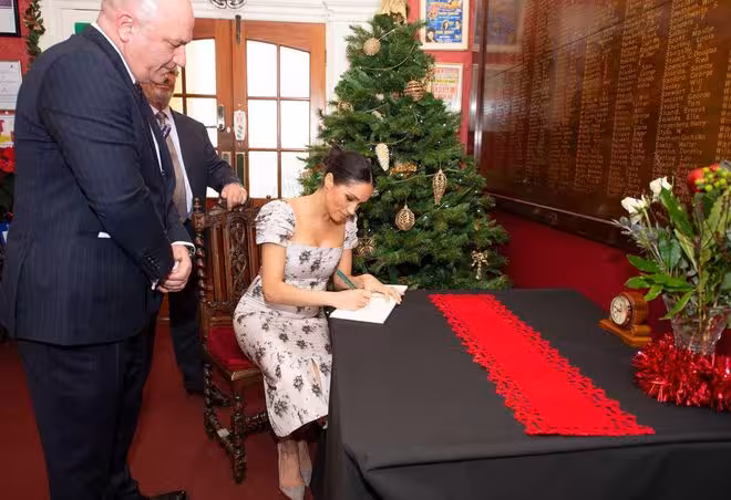 梅根親手寫「As Ever」賀禮，粉絲瘋狂跟風背後竟藏10年絕技