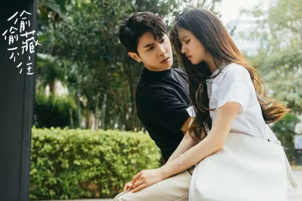《偷偷藏不住》男星台上遭「女粉突襲強吻」！　離譜過程被拍下掀眾怒