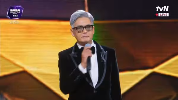MAMA/周潤發現身哽咽了! 三種語言哀悼香港大火⋯全場暗燈祈福