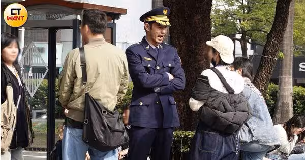 阮經天西門町拍片「單膝下跪」示愛! 觀光客認出男神嗨到原地跳