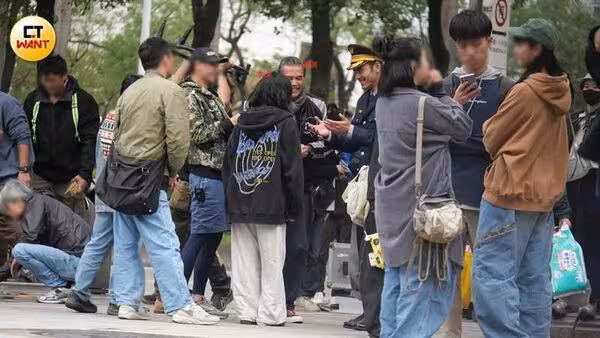 阮經天西門町拍片「單膝下跪」示愛! 觀光客認出男神嗨到原地跳