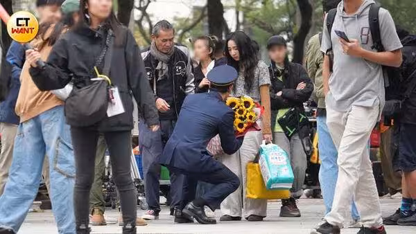 阮經天西門町拍片「單膝下跪」示愛! 觀光客認出男神嗨到原地跳