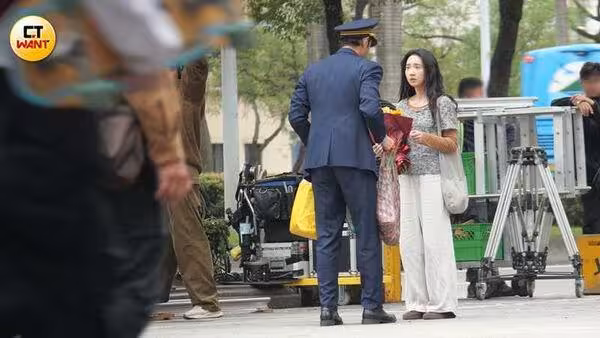 阮經天西門町拍片「單膝下跪」示愛! 觀光客認出男神嗨到原地跳