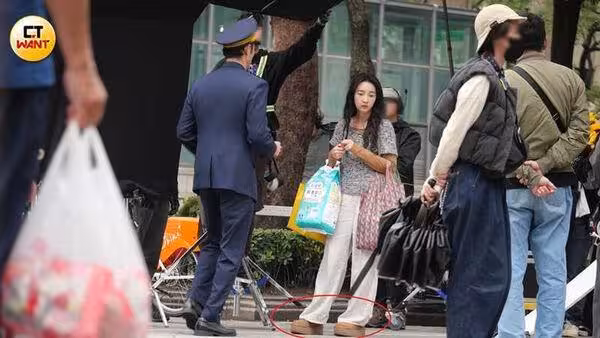 阮經天西門町拍片「單膝下跪」示愛！　觀光客認出男神嗨到原地跳