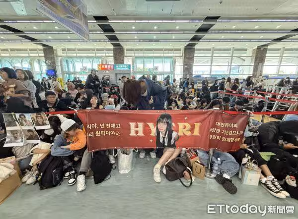 直擊/奇景!高雄機場滿了「3千歌迷塞爆」 粉絲撞破門、現場吵架