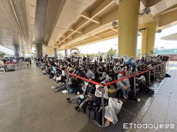 直擊/奇景!高雄機場滿了「3千歌迷塞爆」 粉絲撞破門、現場吵架