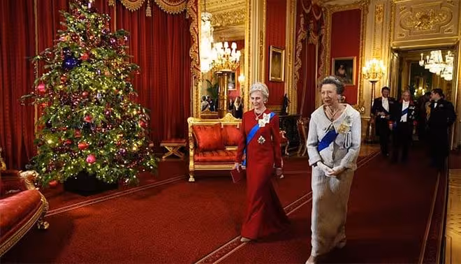 不搶風頭卻贏很大！安妮公主低調現身國宴，一頂王冠改寫珠寶史！