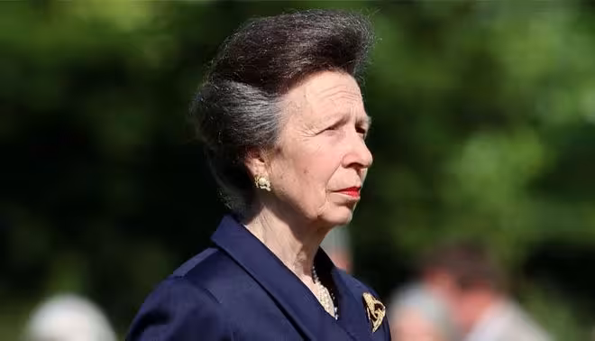 不搶風頭卻贏很大！安妮公主低調現身國宴，一頂王冠改寫珠寶史！