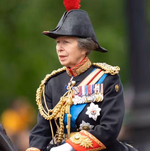 不搶風頭卻贏很大！安妮公主低調現身國宴，一頂王冠改寫珠寶史！