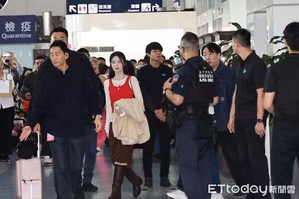 直擊／舒華抵高雄熱到脫掉！　聽到粉絲暴動狂喊⋯她轉過頭揮手