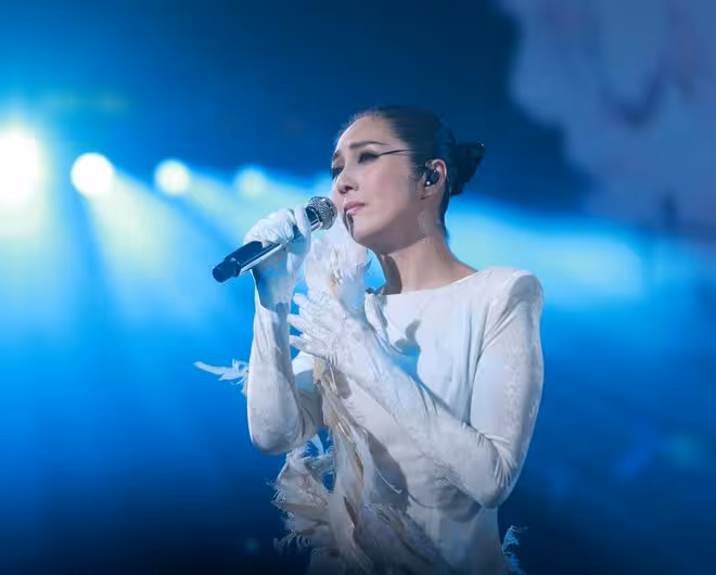 楊千嬅演唱會現場哽咽!TVB花旦朱晨麗獻花!
