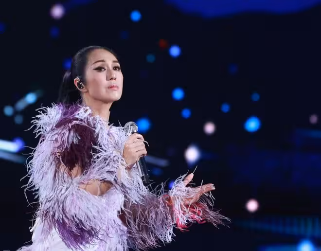 楊千嬅演唱會現場哽咽!TVB花旦朱晨麗獻花!