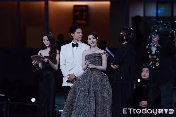 直擊/舒華5萬人面前告白:我是IU大粉絲!重現《苦盡》撒嬌 本人笑了