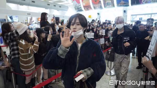 直擊/IU機場淡妝超仙現身!360度轉圈給粉絲拍 暖心對眼打招呼