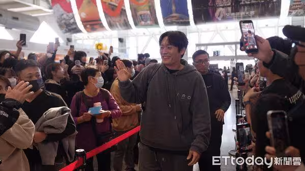 直擊/「哈洗大叔」機場走紅毯!一路大笑擊掌超嗨 潤娥收禮物暖翻