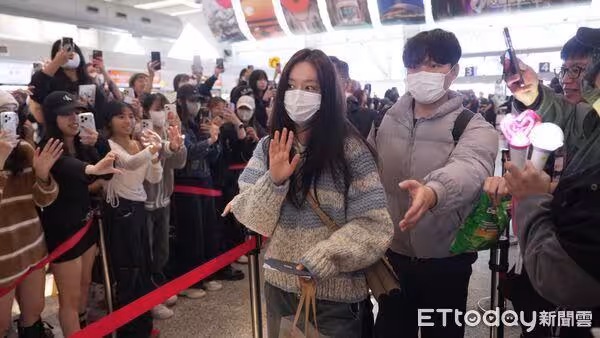 直擊/「哈洗大叔」機場走紅毯!一路大笑擊掌超嗨 潤娥收禮物暖翻