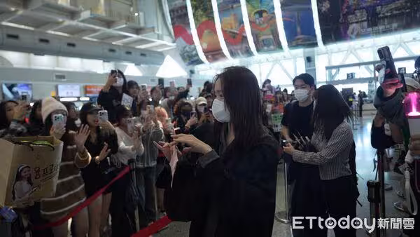 直擊/「哈洗大叔」機場走紅毯!一路大笑擊掌超嗨 潤娥收禮物暖翻