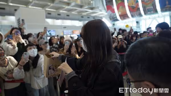直擊/「哈洗大叔」機場走紅毯!一路大笑擊掌超嗨 潤娥收禮物暖翻