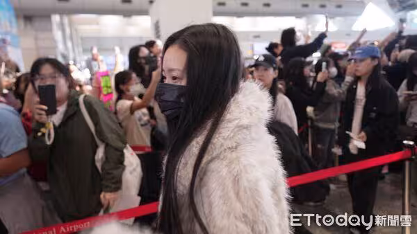 直擊／「哈洗大叔」機場走紅毯！一路大笑擊掌超嗨　潤娥收禮物暖翻