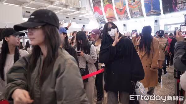 直擊／「哈洗大叔」機場走紅毯！一路大笑擊掌超嗨　潤娥收禮物暖翻