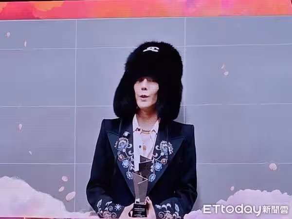直擊/IU奪傳奇大獎!「GD拿到同獎項」驚喜現身 5萬人嚇歪尖叫