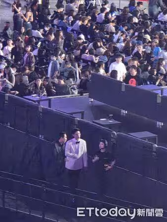 直擊／AAA廣告時間！韓星散場休息　「朴寶劍愜意散步」上台遭阻萌樣被拍