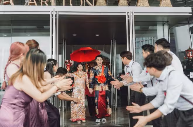 恭喜!TVB小生迎娶珠寶世家千金!男方曾做服務員搬運工!承認太太家世顯赫!