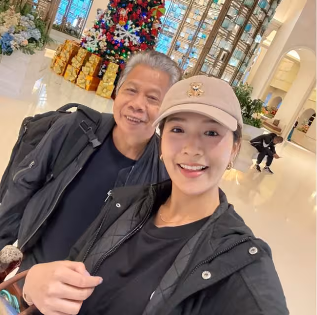 TVB小花帶父親坐飛機被贊孝順!自揭童年遭遇:媽媽好賭輸了房產