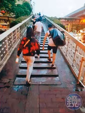 被目擊「狂掃9個A貨包」寵小薰!鄭人碩現金一次付清 昔日真相曝