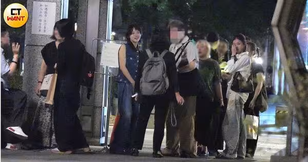 《影后》林廷憶深夜親昵經紀人! 勾肩緊靠「甜蜜貼貼沒停過」