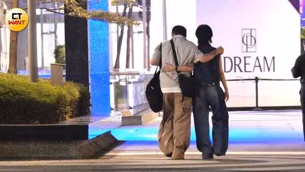 《影后》林廷憶深夜親昵經紀人! 勾肩緊靠「甜蜜貼貼沒停過」