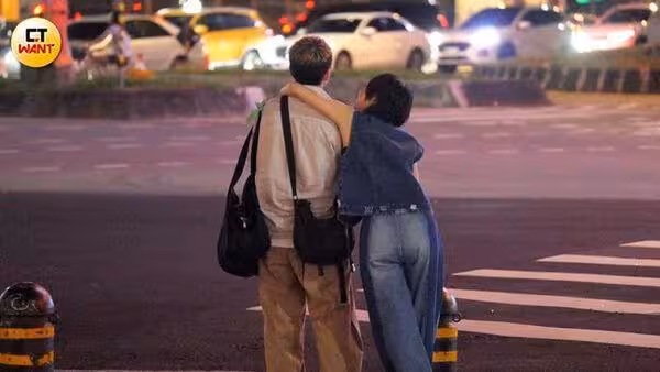 《影后》林廷憶深夜親昵經紀人! 勾肩緊靠「甜蜜貼貼沒停過」