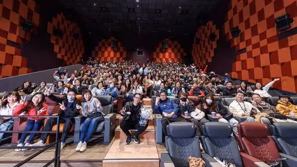 張鈞寧版《默殺》在台灣上映了!帶導演男友「合體媽媽」畫面曝光