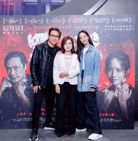 張鈞寧版《默殺》在台灣上映了！帶導演男友「合體媽媽」畫面曝光