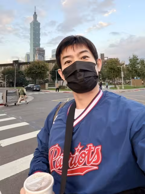 施易男外出「一路上沒拉拉煉」糗炸! 進廁所才發現:快嚇昏了