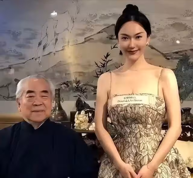 徐萌這身材絕了,難怪八旬范大師淪陷,換誰也扛不住