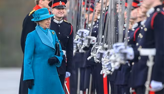 75歲安妮公主冒雨檢閱,英姿颯爽卻悄然放棄聖誕頭銜!